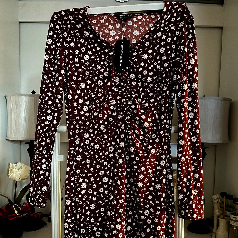 BNWT Wednesday's Girl long sleeve ditsy floral (S) 💮